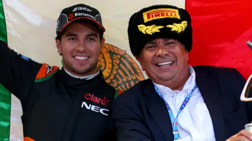 Checo Pérez celebra un podio junto a su padre, Antonio Pérez