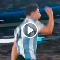 ¡La araña! Golazo de Julián Álvarez para el 1-0 de Argentina ante Brasil
