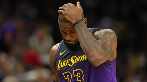 LeBron James, jugador de Los Angeles Lakers, se toma la cabeza