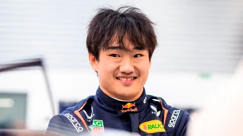 Yuki Tsunoda con el mono de Red Bull Racing