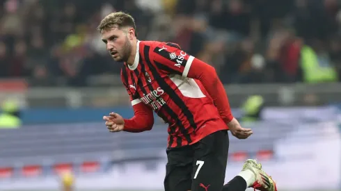 Santiago Giménez no es titular contra Atalanta