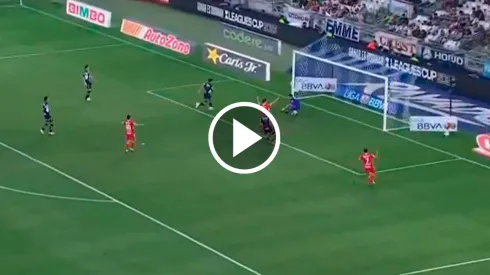 Autogol de Rayados para que Toluca abra el marcador.