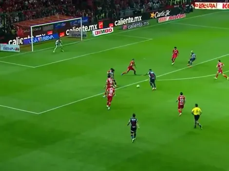Roberto de la Rosa aprovechó un desvió e igualó el partido de Rayados ante Toluca