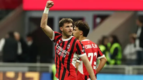 Santiago Giménez es suplente en Milan vs. Bologna