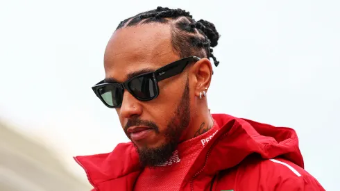 Lewis Hamilton con la indumentaria de Ferrari