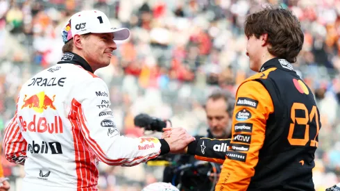 Max Verstappen saluda a Oscar Piastri