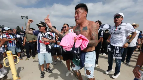 Incidentes en las afueras del Rose Bowl