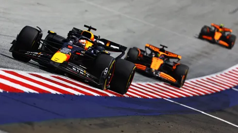 Oscar Piastri y Lando Norris persiguiendo a Max Verstappen en carrera de F1
