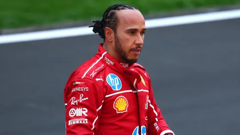 Lewis Hamilton con el mono de Ferrari