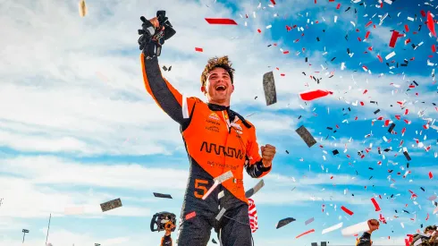 Pato O'Ward celebra su triunfo en Iowa Speedway