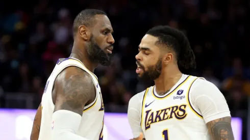 LeBron James y D'Angelo Russell.