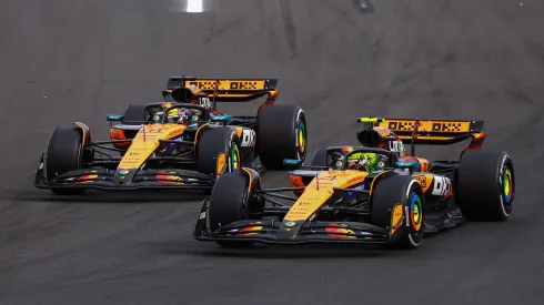 Oscar Piastri y Lando Norris luchando en una curva