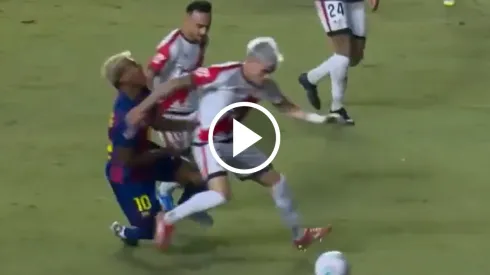 Lamine Yamal cae ante el contacto de Pep Chavarría.