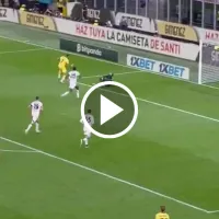 No pudo ser: el increíble errado de Santiago Giménez en Milan vs. Bologna por la Serie A 2025-2026