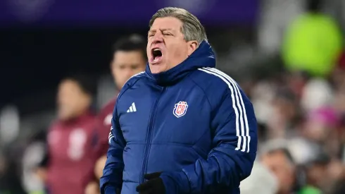 Mientras el director técnico mexicano sufre con los Ticos, el ente madre del futbol mundial le da otra mala noticia al experimentado estratega.