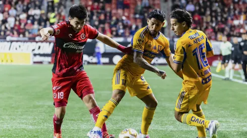 TIJUANA, MEXICO – NOVEMBER 26: Gilberto Mora of Tijuana fights for the ball against Javier Aquino and Diego Lainez of Tigres UANL during the quarterfinals first leg match between Tijuana and Tigres UANL as part of the Torneo Apertura 2025 Liga MX at Caliente Stadium on November 26, 2025 in Tijuana, Mexico. (Photo by Francisco Vega/Getty Images)