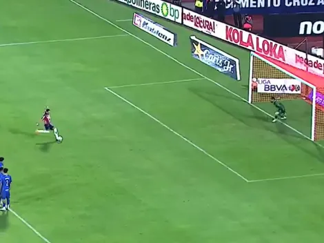 Javier Hernández tuvo el pase para Chivas pero mandó el penal a las nubes