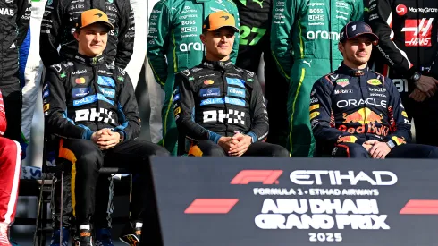 Oscar Piastri, Lando Norris y Max Verstappen en la foto de fin de temporada
