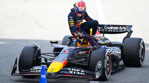 Max Verstappen junto al RB21