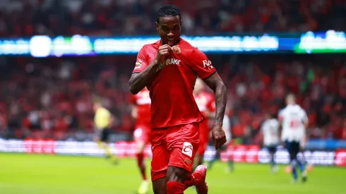 Helinho descuenta para Toluca en la final ante Tigres.