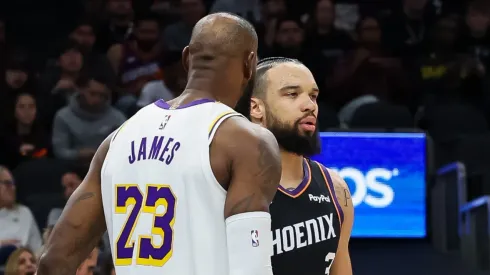 LeBron James y Dillon Brooks en la victoria de Lakers ante Suns.