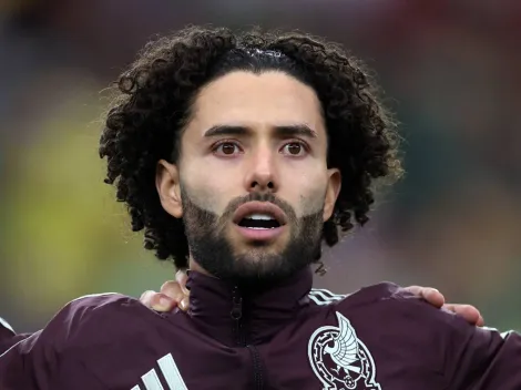 ¿Rayados o Tigres? Interceptan al Chino Huerta en un aeropuerto