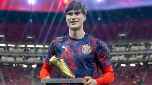 Armando González recibiendo el premio a campeón de goleo