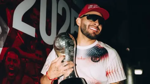 Alexis da el ejemplo dentro y fuera del campo.