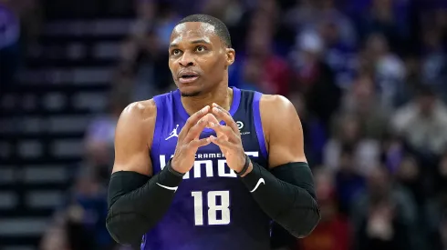 Russell Westbrook acecha a LeBron James y agranda su figura.
