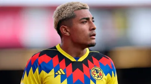 Julián Araujo con la playera de América