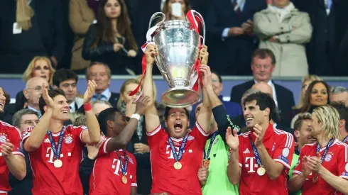 Claudio Pizarro levantando la UEFA Champions League 2013 con el FC Bayern (Imagen: Getty)