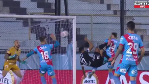 Impresionante 'chalaca': Christofer Gonzáles anotó el 1-1 ante Arsenal de Sarandí con una maravillosa jugada