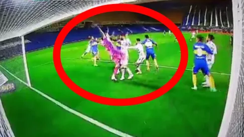 Casi lo destrozan: Luis Advíncula cometió 'Blooper' pero árbitro argentino lo terminó salvando