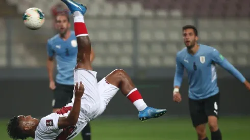 Renato Tapia hizo un gol de chalaca contra Uruguay.