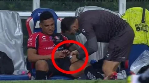 Santamaría salió lesionado en duelo entre Atlas y Chivas, y preocupa en la Selección Peruana