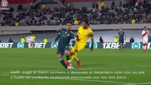 Pedro Gallese impactó a Martínez después de despejar.