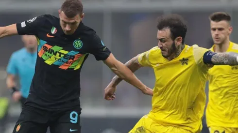 Gustavo Dulanto también tuvo un duelo con Dzeko, quien marcó el primer tanto.