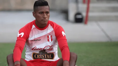 Pedro Aquino no pudo terminar el partido en Caracas por lesión. Fuente: Selección Peruana.