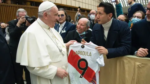 Gianluca Lapadula con la camiseta de Perú y el Papa Francisco. Foto: Gianluca Lapadula (Twitter)