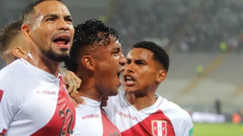 El plantel de la Selección Peruana festejando un gol. (Foto: Getty Images)