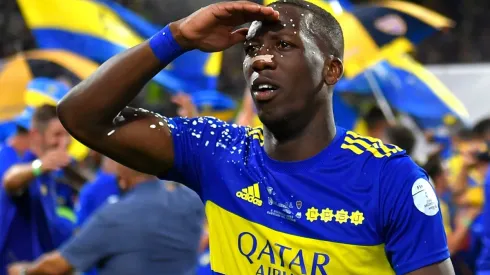 Luis Advíncula festejando un título con Boca Juniors. (Foto: Twitter Boca Juniors)