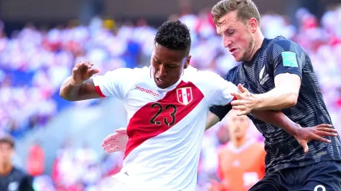 Pedro Aquino durante el duelo entre Perú y Nueva Zelanda. (Foto: Getty Images)