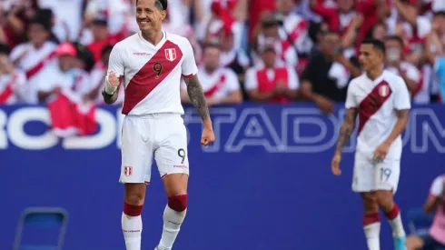 Lapadula celebrando con la camiseta peruana