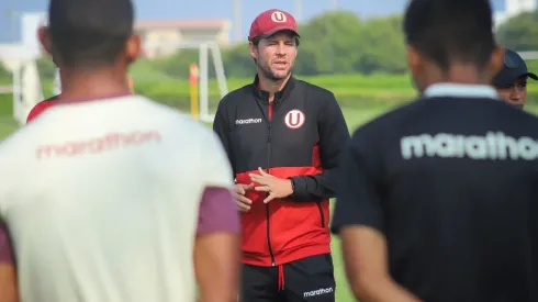 Manuel Barreto dirigió el entrenamiento de Universitario de este viernes. Foto: Universitario