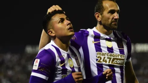 Jairo Concha celebrando junto a Hernán Barcos