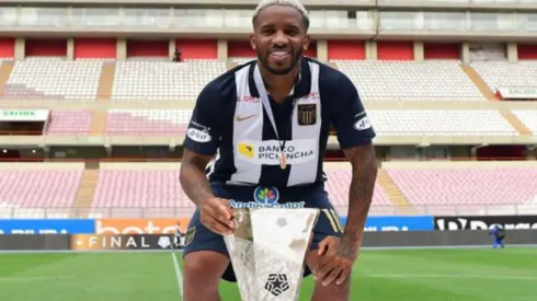 Jefferson Farfán 'trollea' a hinchas de Universitario de Deportes