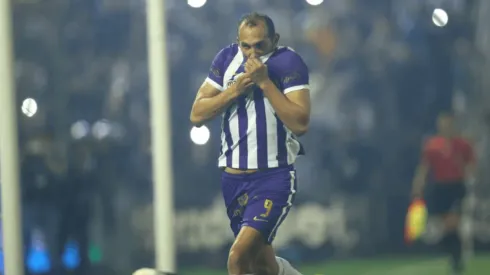 Hernán Barcos cerca de ser el goleador histórico extranjero