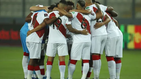 LIMA, PERU – FEBRUARY 01: Players of Peru huddle before a match between Peru and Ecuador as part of FIFA World Cup Qatar 2022 Qualifiers at National Stadium on February 01, 2022 in Lima, Peru. (Photo by Daniel Apuy/Getty Images)

