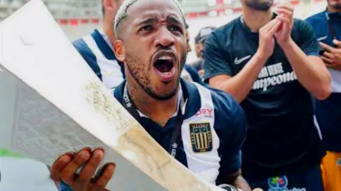 ¡No le gustará a los hinchas blanquiazules! La hilarante respuesta de Farfán a un aficionado de Universitario
