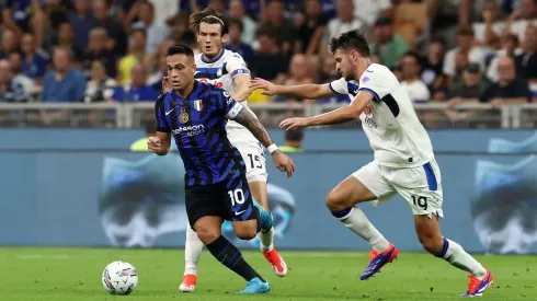 Lautaro Martínez deja en el camino a Marten de Roon y Berat Djimsiti en la semifinal de la Supercopa de Italia 2024-2025.